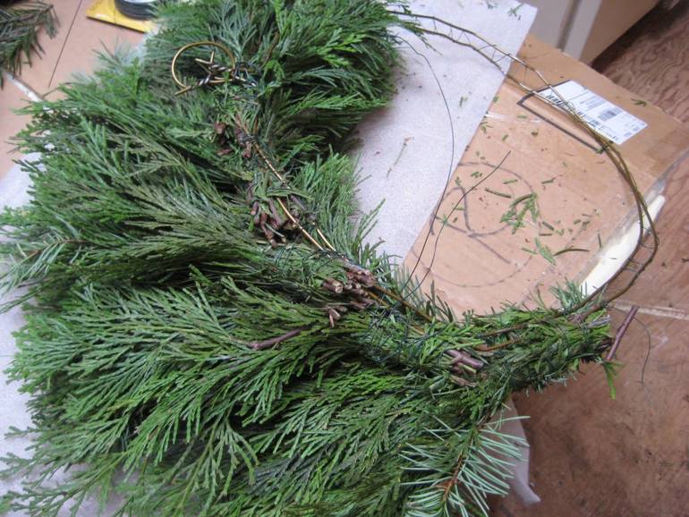 Новогодний хвойный венок