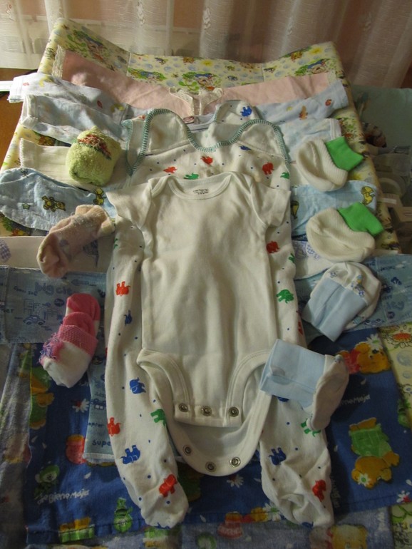 Отдам немного одежды 0+, р-н Марьино, иногда выезжаю в центр.