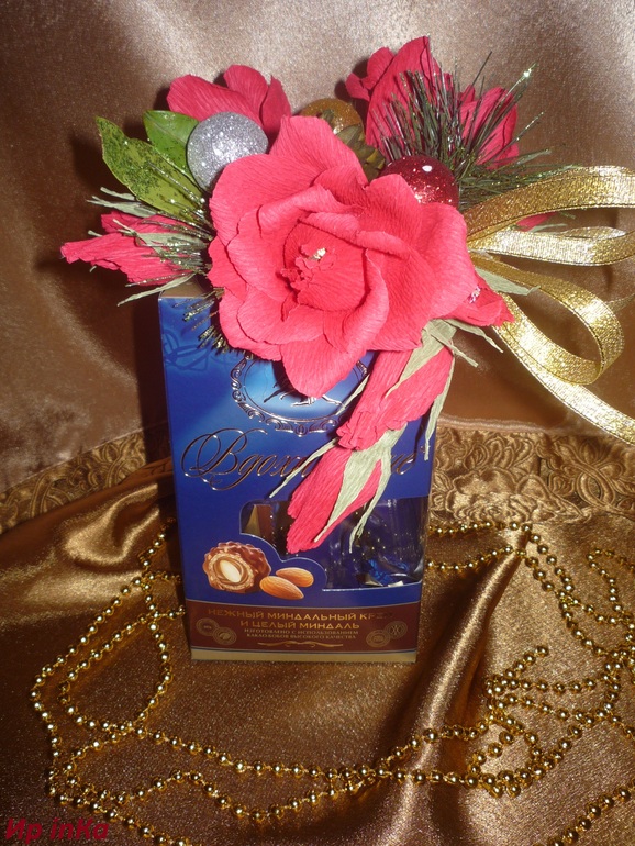 Бутылка шампанского и коробка конфет в новогоднем декоре, ёлочка.