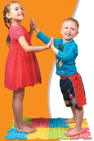 Маленькие ножки шагают по дорожке