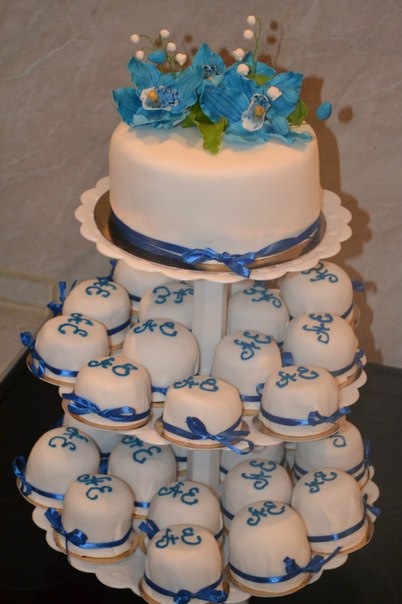 Свадебный с синими цветами
