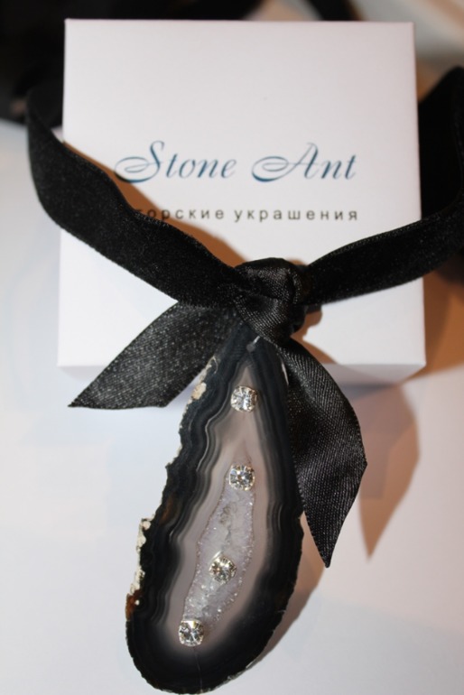Кулон из среза агата с кристаллами Swarovski