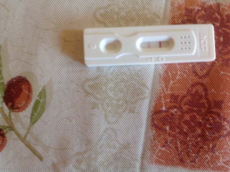 Девочки, милые, подскажите, можно ли порадоваться? Сегодня сделала тест на 2 день задержки. Раньше когда делала тесты даже намеков не было на 2-ю полосочку, а сегодня впервые она показалась. Это может быть тест плохой или я и впраду могу быть беременной? Мы так ждем нашего малыша!!!!