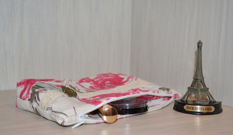 Есть у женщины вещичка - чудо-сумка - косметичка!