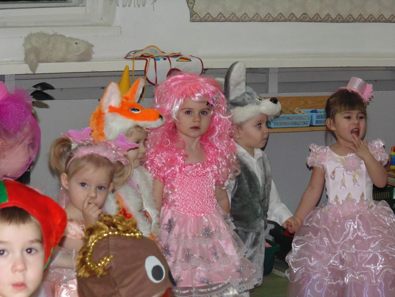 А у нас сегодня в саду , Новогодний утренник !!! ))) ... и любимая наша - Кукла Милаша )))