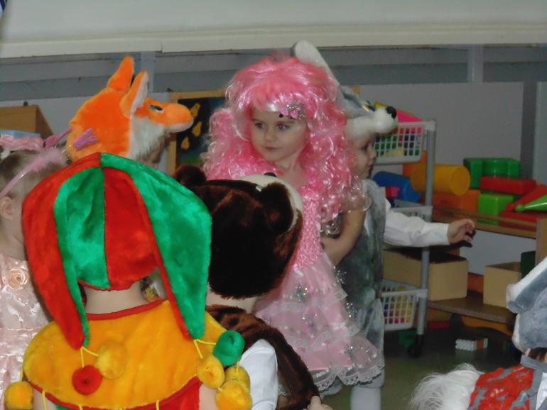 А у нас сегодня в саду , Новогодний утренник !!! ))) ... и любимая наша - Кукла Милаша )))