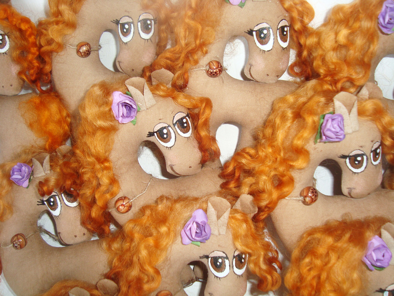 Табунчик рыжих бестий*)