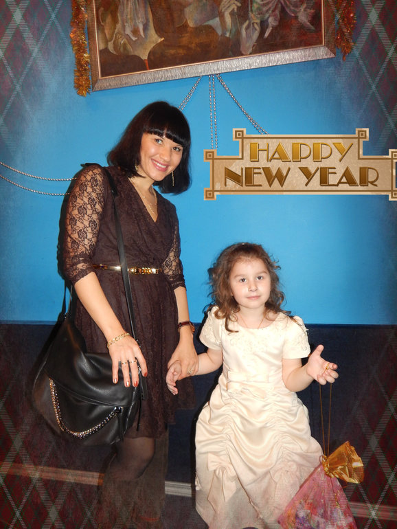 Дочка со снегурочкой и со сладким подарком