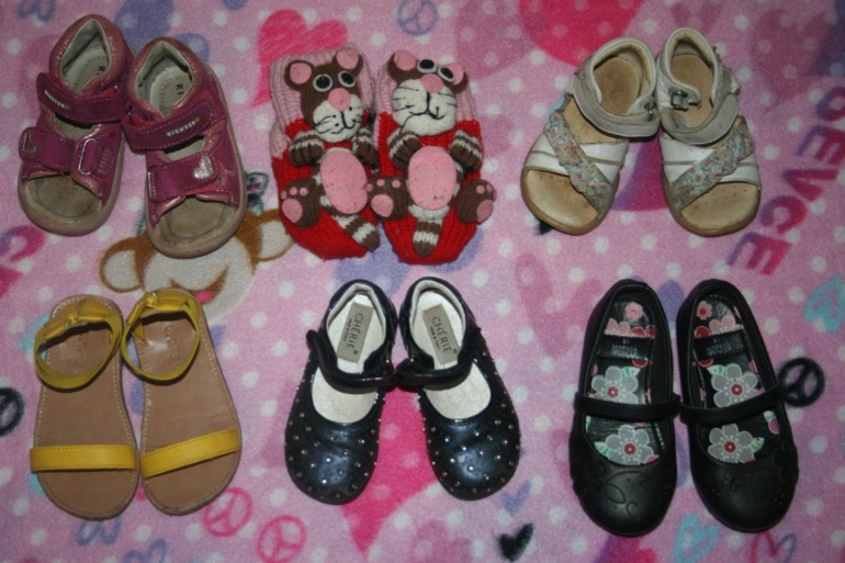 продам пакет фирменной обуви 7 пар для девочки 22-23 рр+подарки