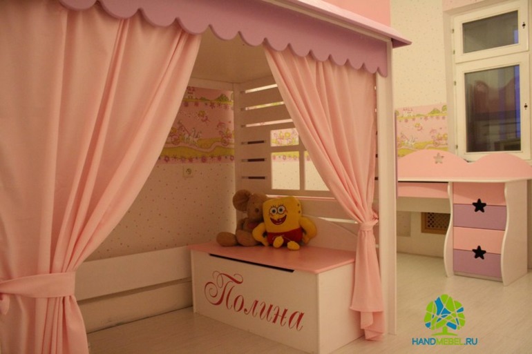 Детская комната "Шотланка". Кровать-домик, кровать, шкафы, стол.