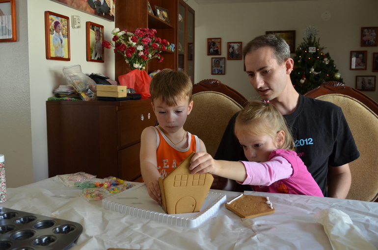 Наш первый Домик из печенья и просто печенья))) 3г.8мес.