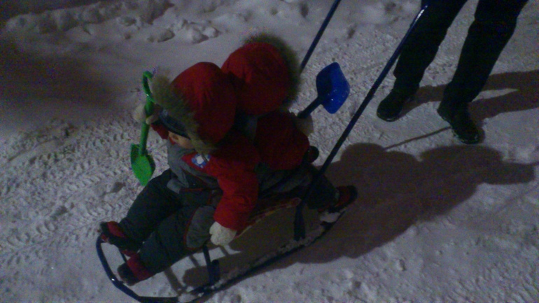 А мы вот так вот на санках катаемся!:)))