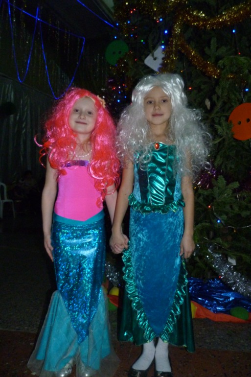 Новый год , мама старалась удивить. Русалка и Маша ( без медведя )