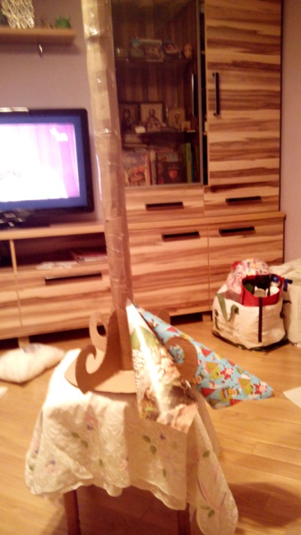 Мягкие буквы и елочка из бумажных конусов