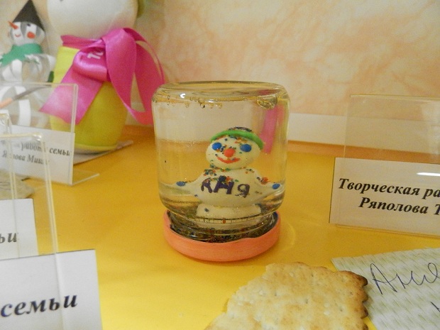 У нас в саду организовали выставку снеговиков