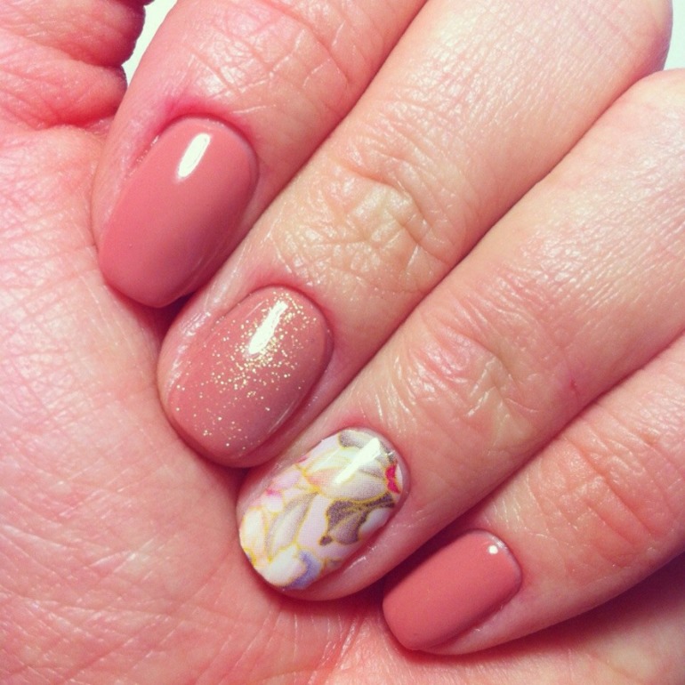 Маникюр ( обрезной) + покрытие шеллак CND за 750 рублей!