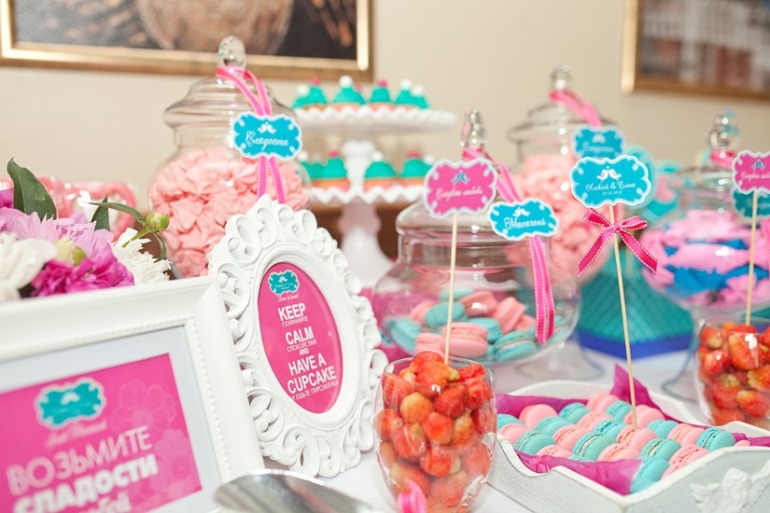 Бирюзово-розовый свадебный candy bar