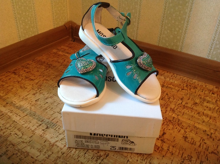 Продам Moschino, р.25