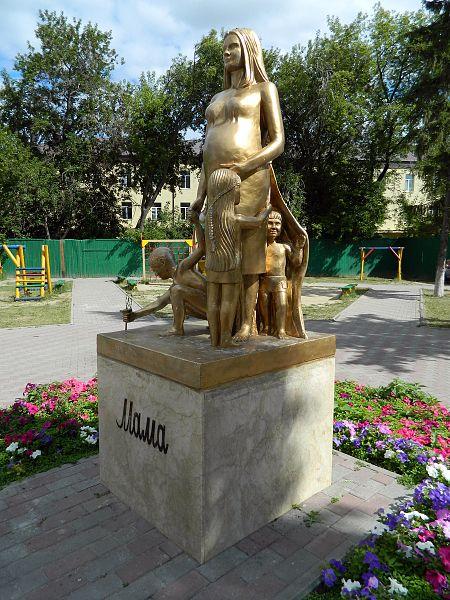 памятник МАМЕ в Тюмени