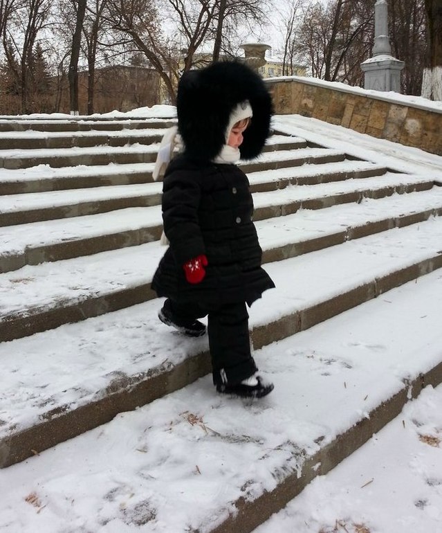 Мы пойдем сейчас гулять, Но не будем замерзать. !