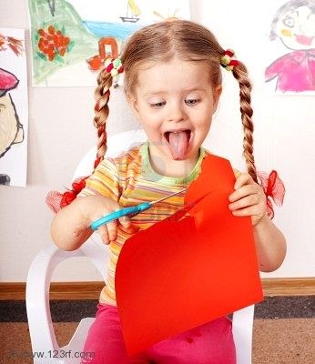 Учимся резать ножницами