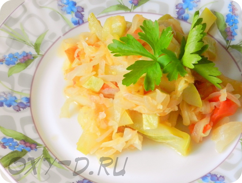 Капуста с кабачком и помидорами