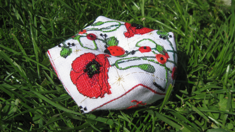 Бискорню "Poppy Paperweight" Faby Reilly