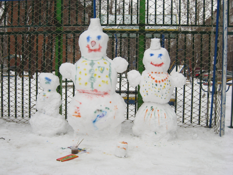лепили снеговиков)