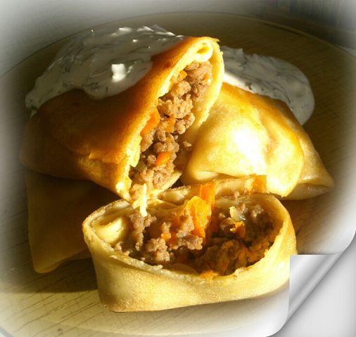 Блинчики с мясом под чесночным соусом