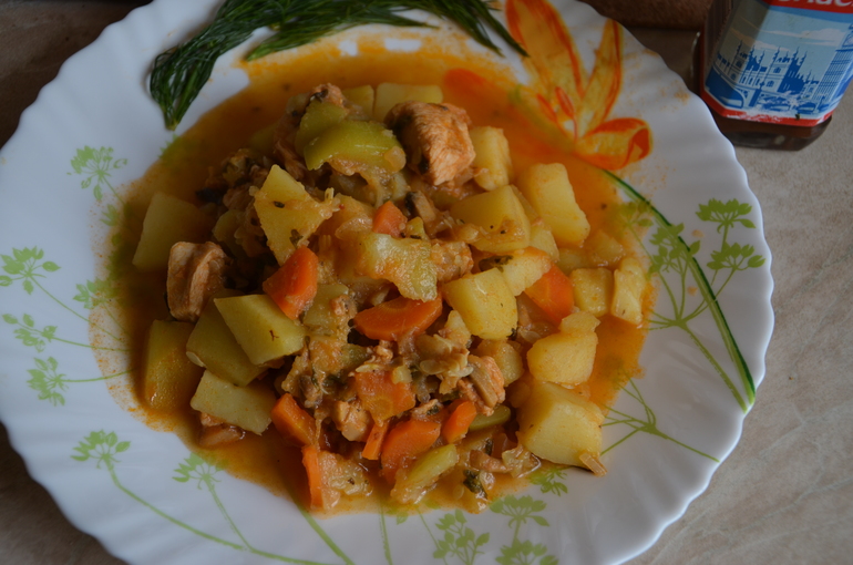 Овощное рагу с куриным филе и шампиньонами..