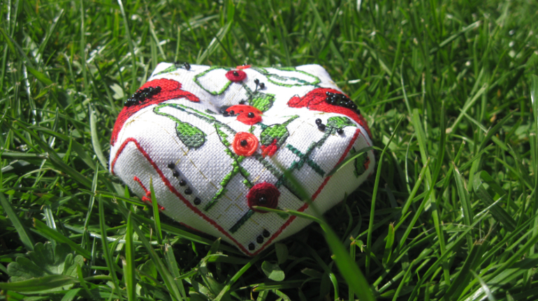 Бискорню "Poppy Paperweight" Faby Reilly