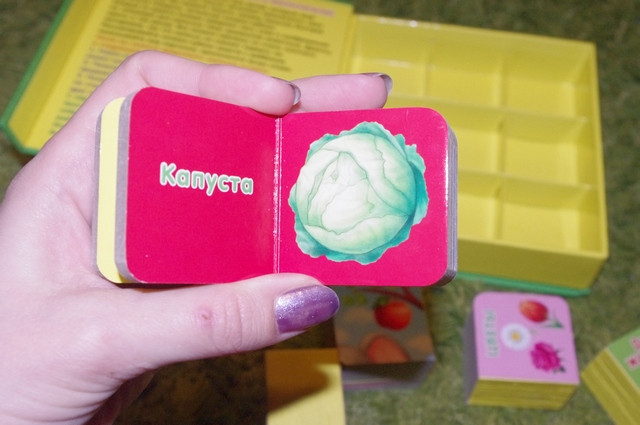 Продам книжки и кукольную мебель