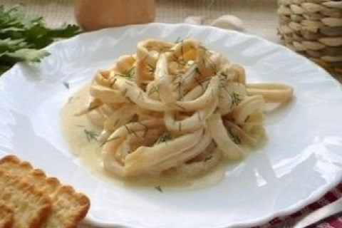 Кальмары в сметанном соусе