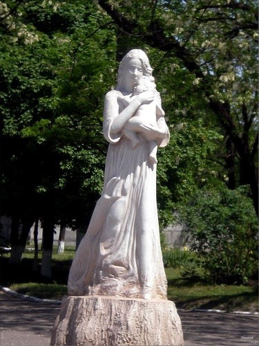 Культурный экскурс. Памятники материнству и семье
