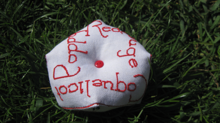 Бискорню "Poppy Paperweight" Faby Reilly