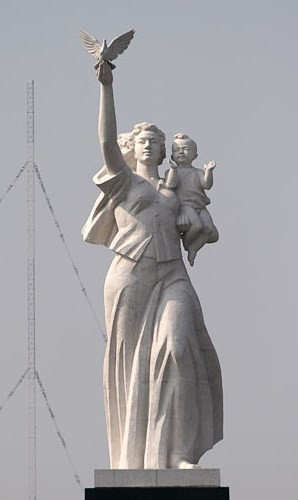Культурный экскурс. Памятники материнству и семье