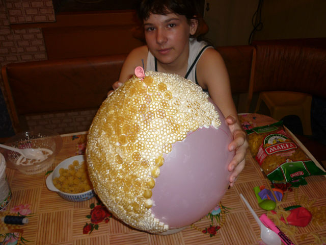 Отличная идея)))Макароны, клей,краска, шарик и красота)))