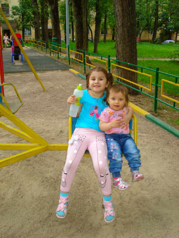 Девчонки играют