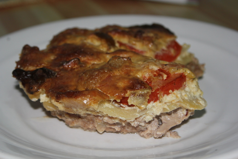Французское мясо под шапкой из картофеля с томатами и белыми грибами.