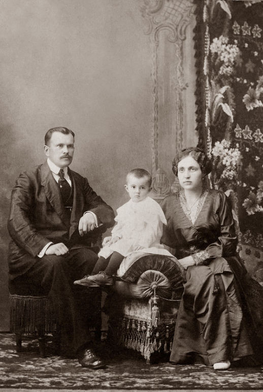Семейные раскопки. Старые фотографии.