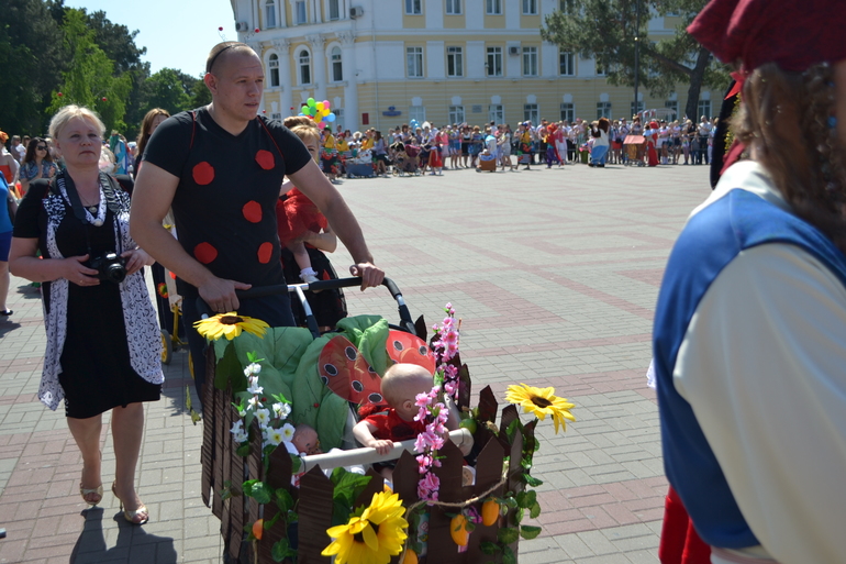 Парад колясок в Геленджике.