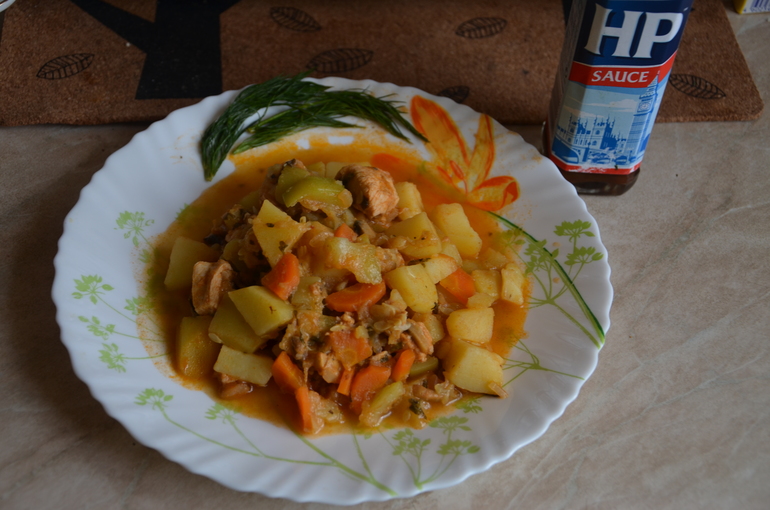 Овощное рагу с куриным филе и шампиньонами..