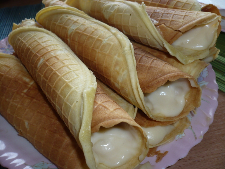 Вафельный трубочки с заварным кремом.