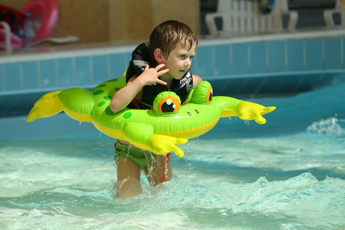 Целый день в аквапарке