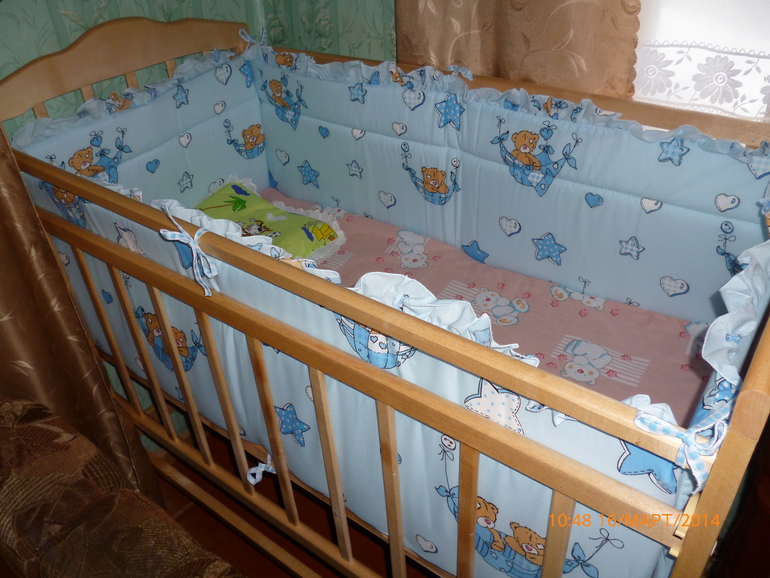 вот как-то так мы оформили кроватку!!