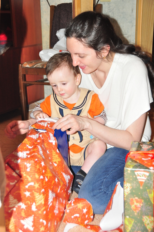 Привет всем!!! Решила поделиться идеей новогодней елочки для тех, у кого пока нет надежды поставить натуральную елочку! И немного моих хвасталок)))