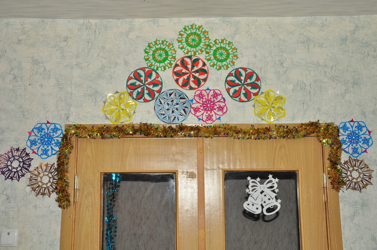 Привет всем!!! Решила поделиться идеей новогодней елочки для тех, у кого пока нет надежды поставить натуральную елочку! И немного моих хвасталок)))