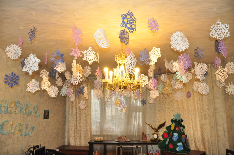 Привет всем!!! Решила поделиться идеей новогодней елочки для тех, у кого пока нет надежды поставить натуральную елочку! И немного моих хвасталок)))