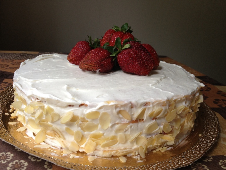 Просто тортик к чаю ! Я новичок ! Песочные коржи, сливочно-творожный крем с клубникой!