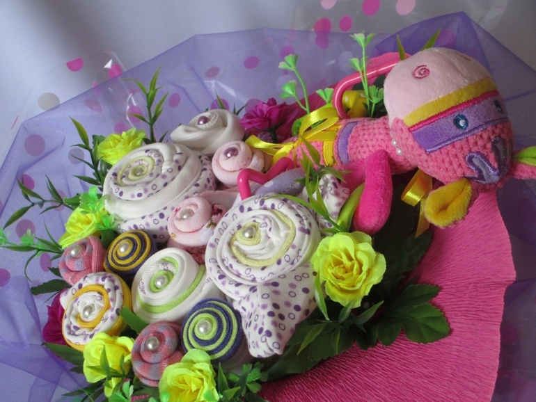 Букеты из детской одежды